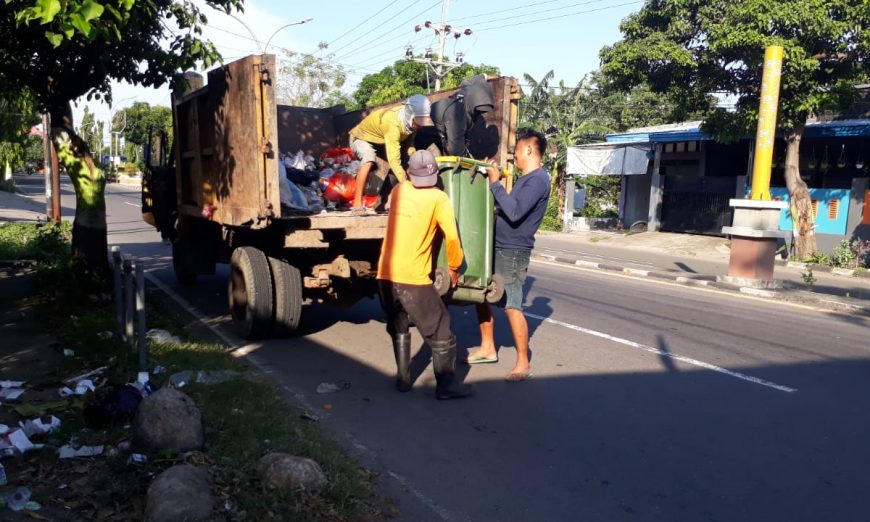 Meski Lebaran Idul Adha, Petugas DLH Parepare Tetap Turun Membersihkan Kota